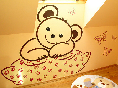 Teddybaer im Kinderzimmer